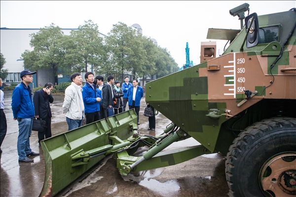 国家发改委国防动员研究发展中心毕智勇主任一行考察山河智能