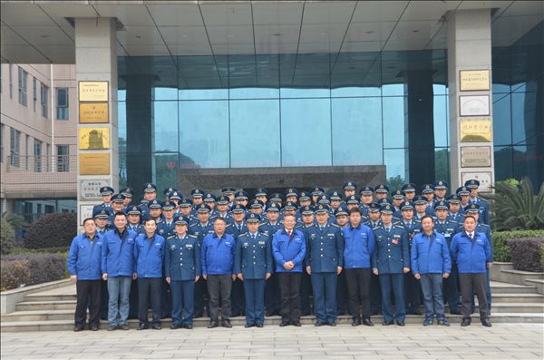 中国空军驻湘某师副师长一行考察山河智能