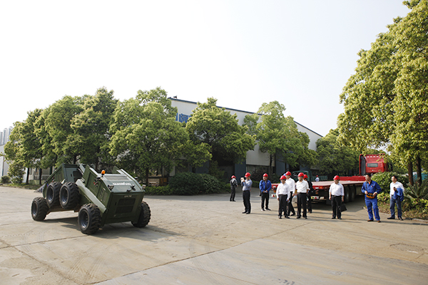 湖南省经信委党组副书记、副主任李志坚到山河智能现场办公