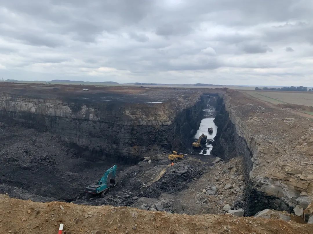 挑战矿山难题！山河智能95吨级矿用挖掘机成功进入非洲市场