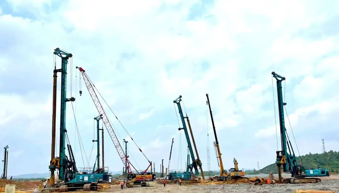 打桩“神器”再露锋芒！山河智能旋挖钻机助力贵阳贵安新区负极材料项目加速建设