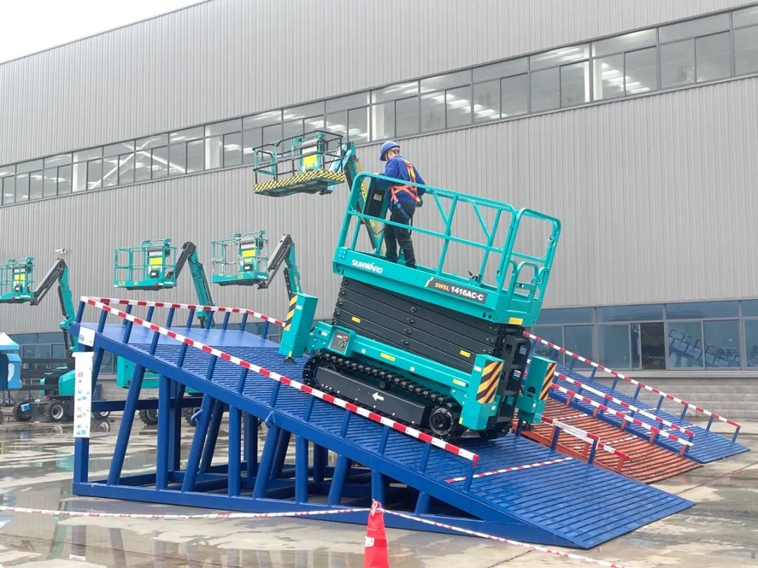 出厂即“出道”！山河智能首款履带剪叉式高空作业平台批量上市