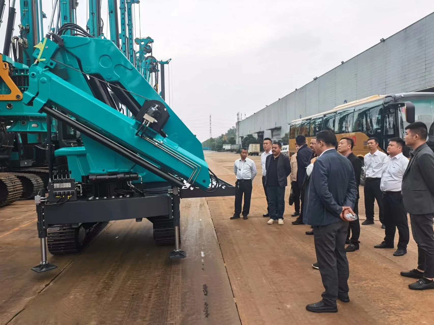 行业寒冬现暖阳！现场签购20台旋挖钻机，山河智能携手湖南骏牛助力国家电网项目建设