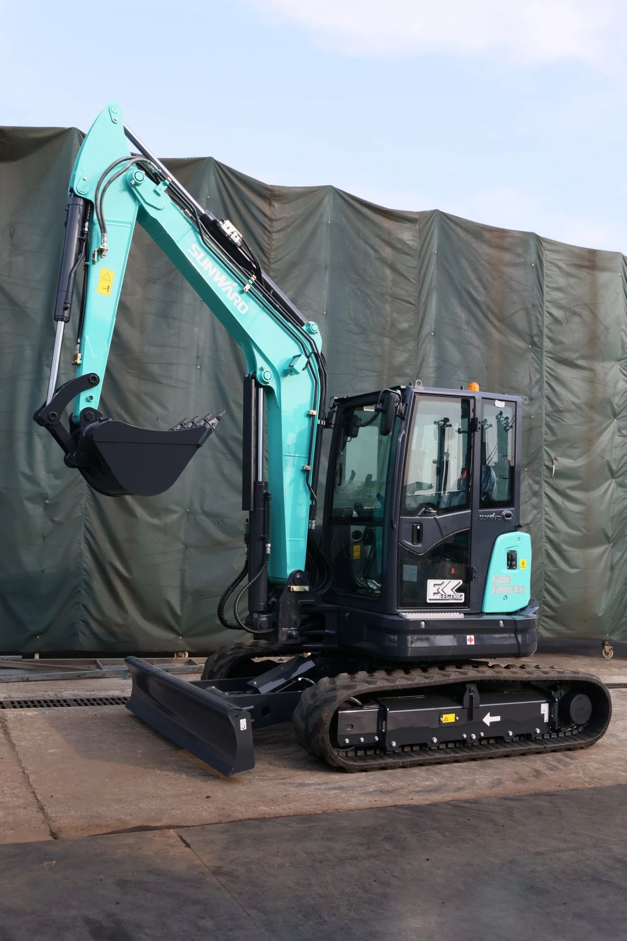 绿色上新！山河智能SWE60UFED纯电动无尾挖掘机成功下线