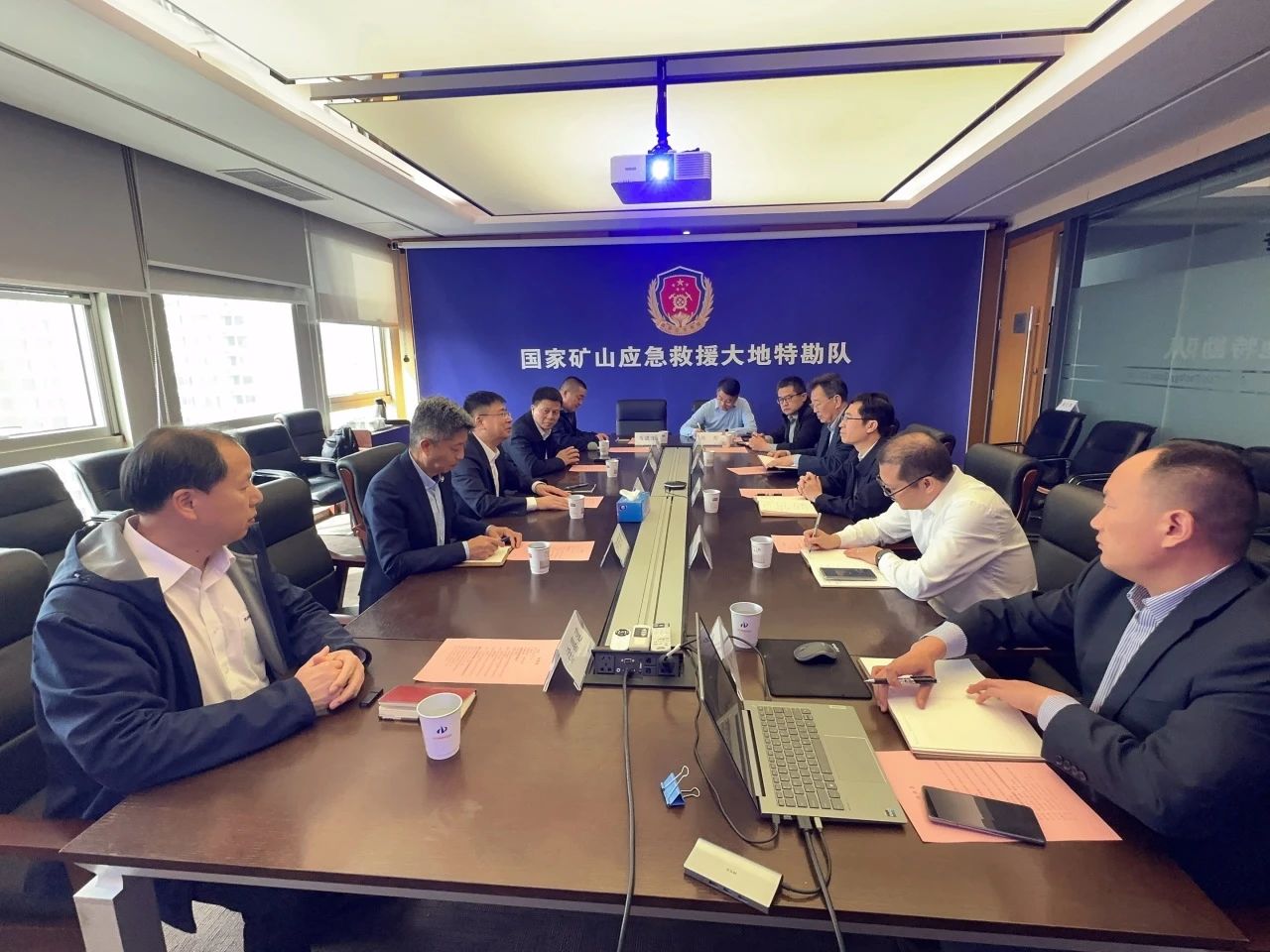 山河智能董事长付向东带队拜访中煤地质总局、大地特勘公司