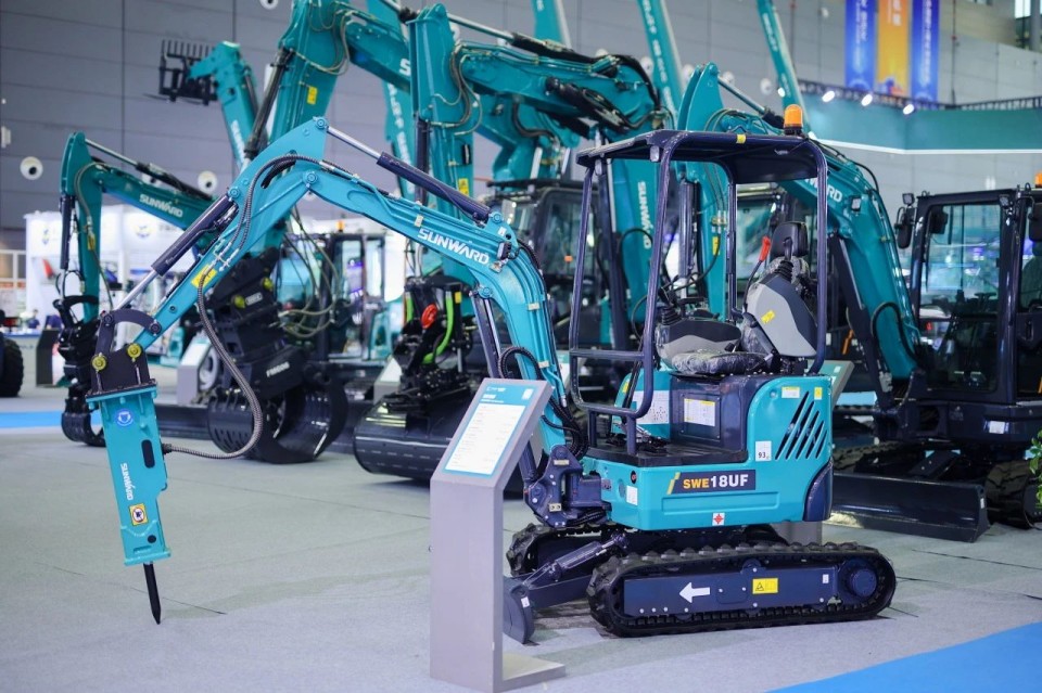2025 CICEE | 从单一工具迈向多元化解决方案，山河智能呈现非凡挖掘机风采