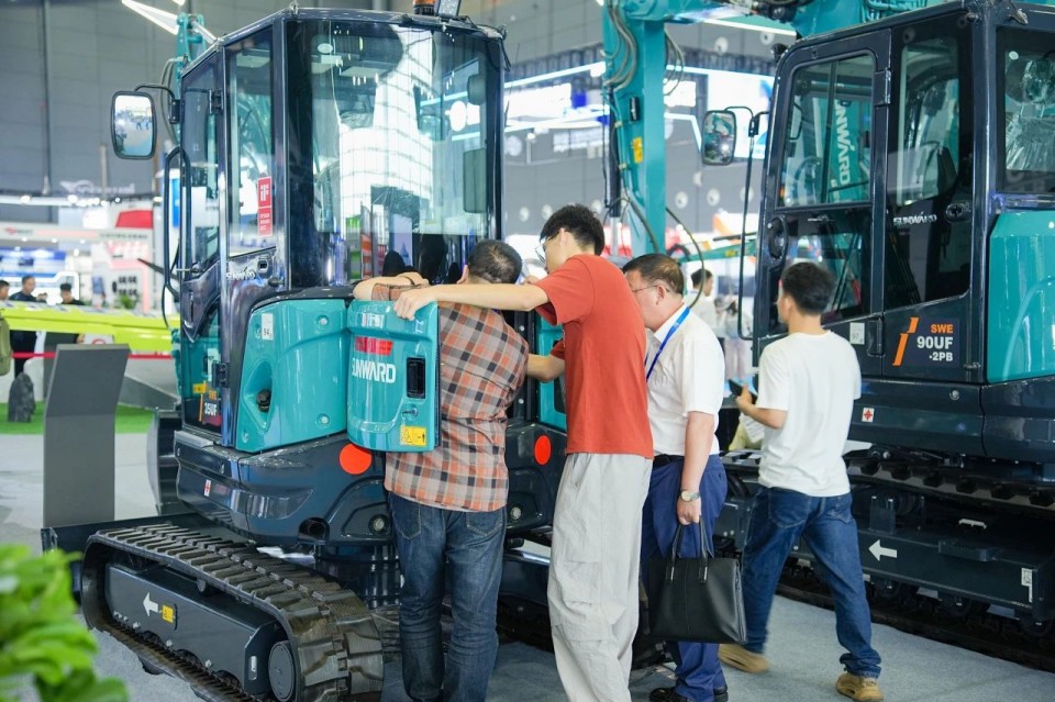 2025 CICEE | 从单一工具迈向多元化解决方案，山河智能呈现非凡挖掘机风采