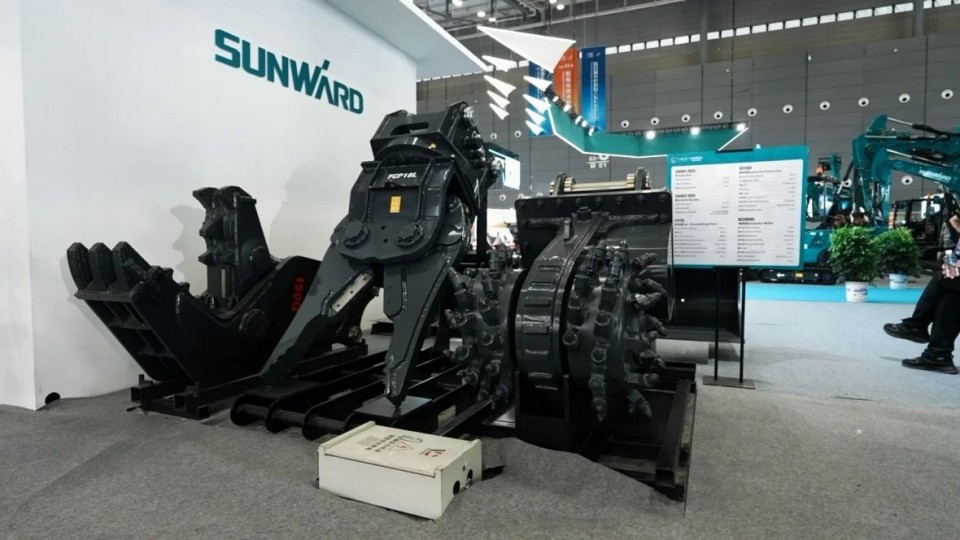 2025 CICEE | 从单一工具迈向多元化解决方案，山河智能呈现非凡挖掘机风采