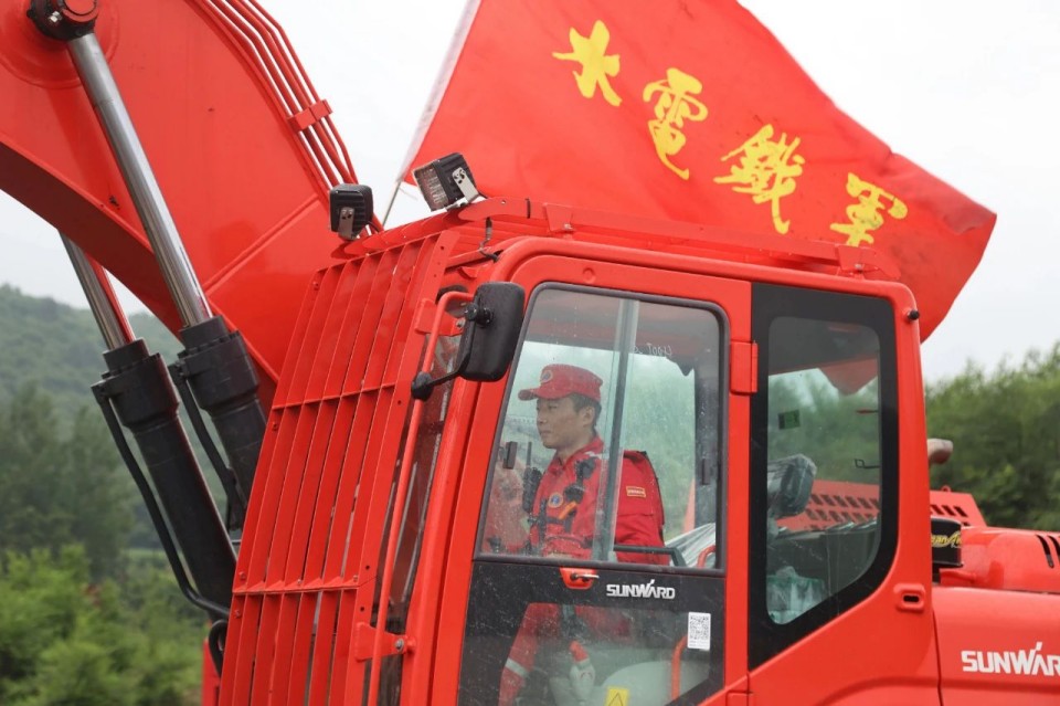 硬核破解“最后一公里”难题,山河智能应急救援设备助力“应急使命·2025”演习!