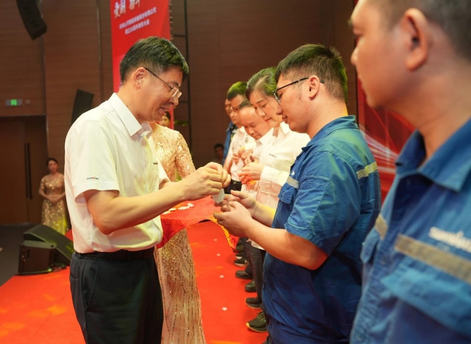 聚力前行!庆祝山河智能成立26周年表彰大会隆重召开